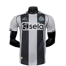 CAMISETA NEWCASTLE I 25/26 HOMBRE (VERSIÓN JUGADOR)