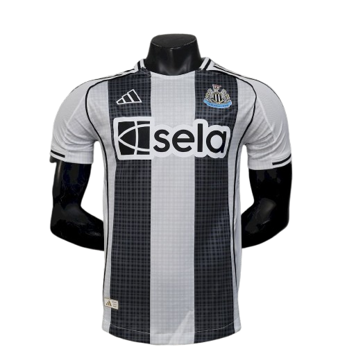 CAMISETA NEWCASTLE I 25/26 HOMBRE (VERSIÓN JUGADOR)