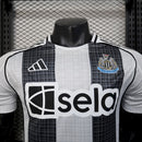 CAMISETA NEWCASTLE I 25/26 HOMBRE (VERSIÓN JUGADOR)